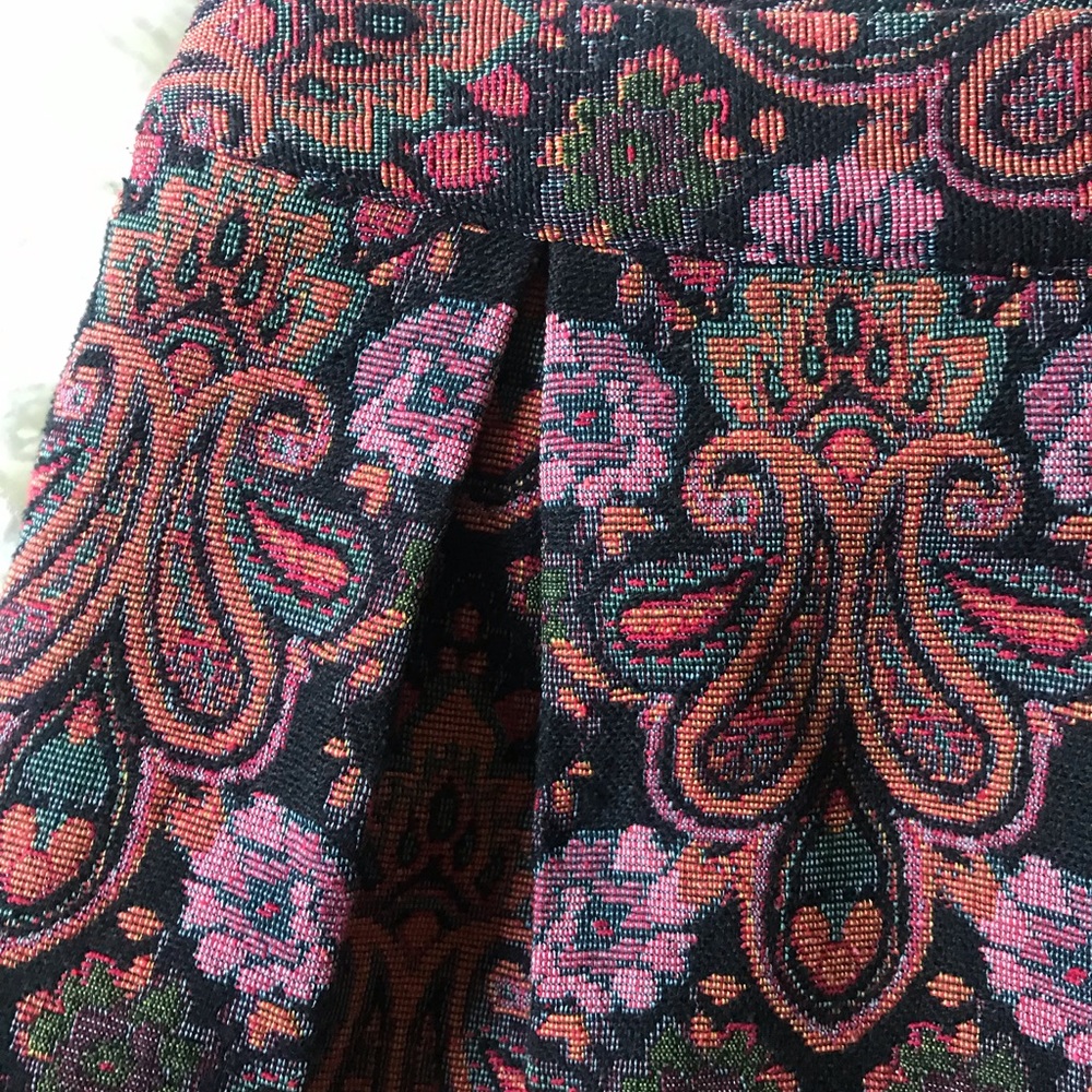 Embroidered  skirt- looks vintage - Picture 4 of 4